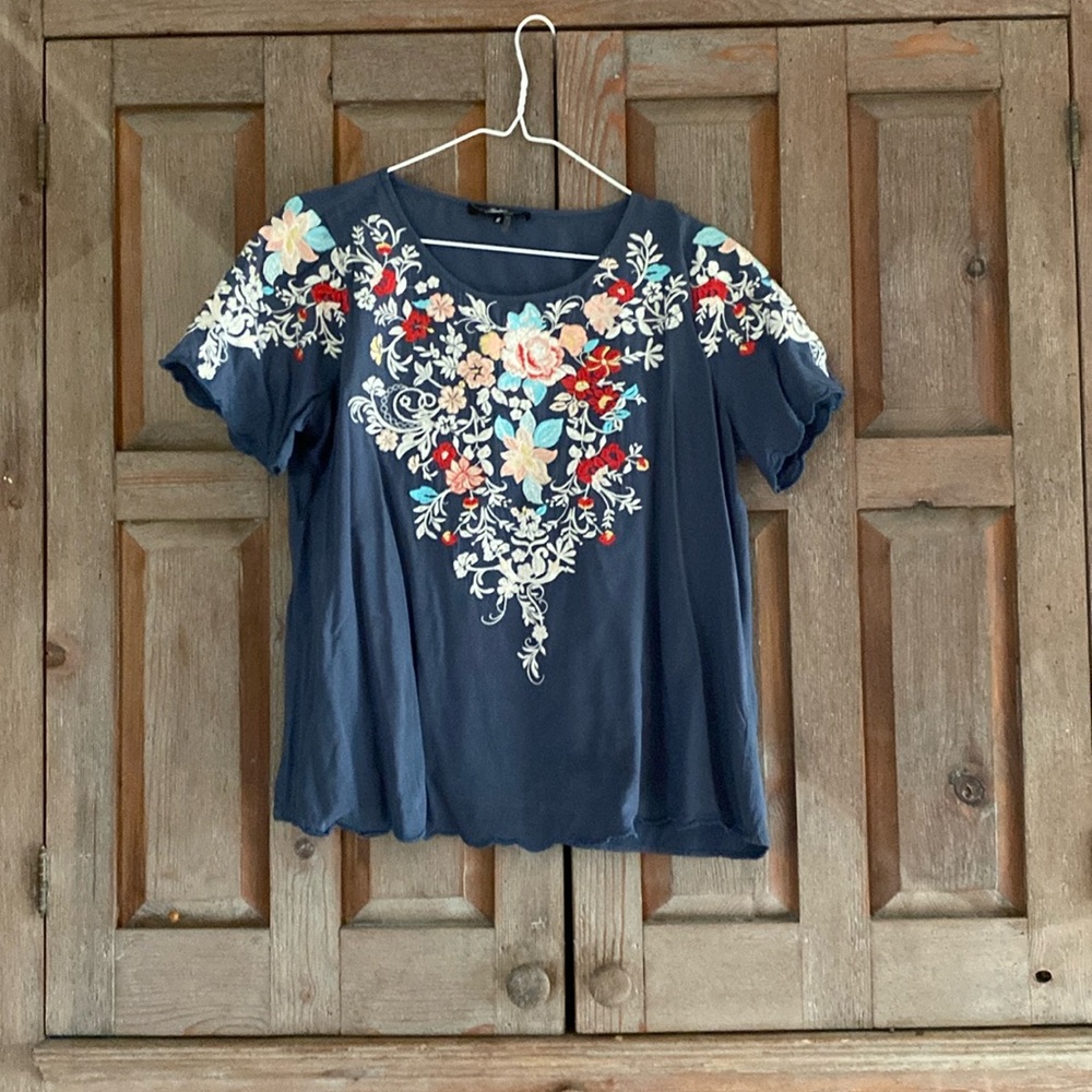 Cute dressy shirt with embroidered flowers